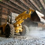 Escavatore al lavoro. Macchinario pesante in cantiere.